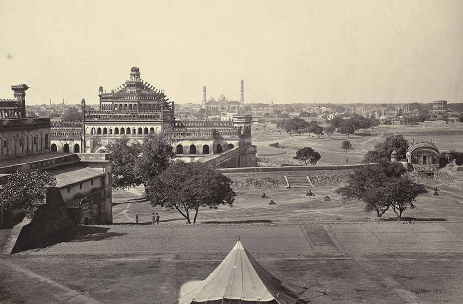 Rumi Darwaza from the other side, looking to Lucknow city scape